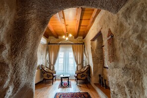 Junior Suite | Living area | 22-inch LCD TV with satellite channels, TV - Amber Cave Suites (Nevsehir)