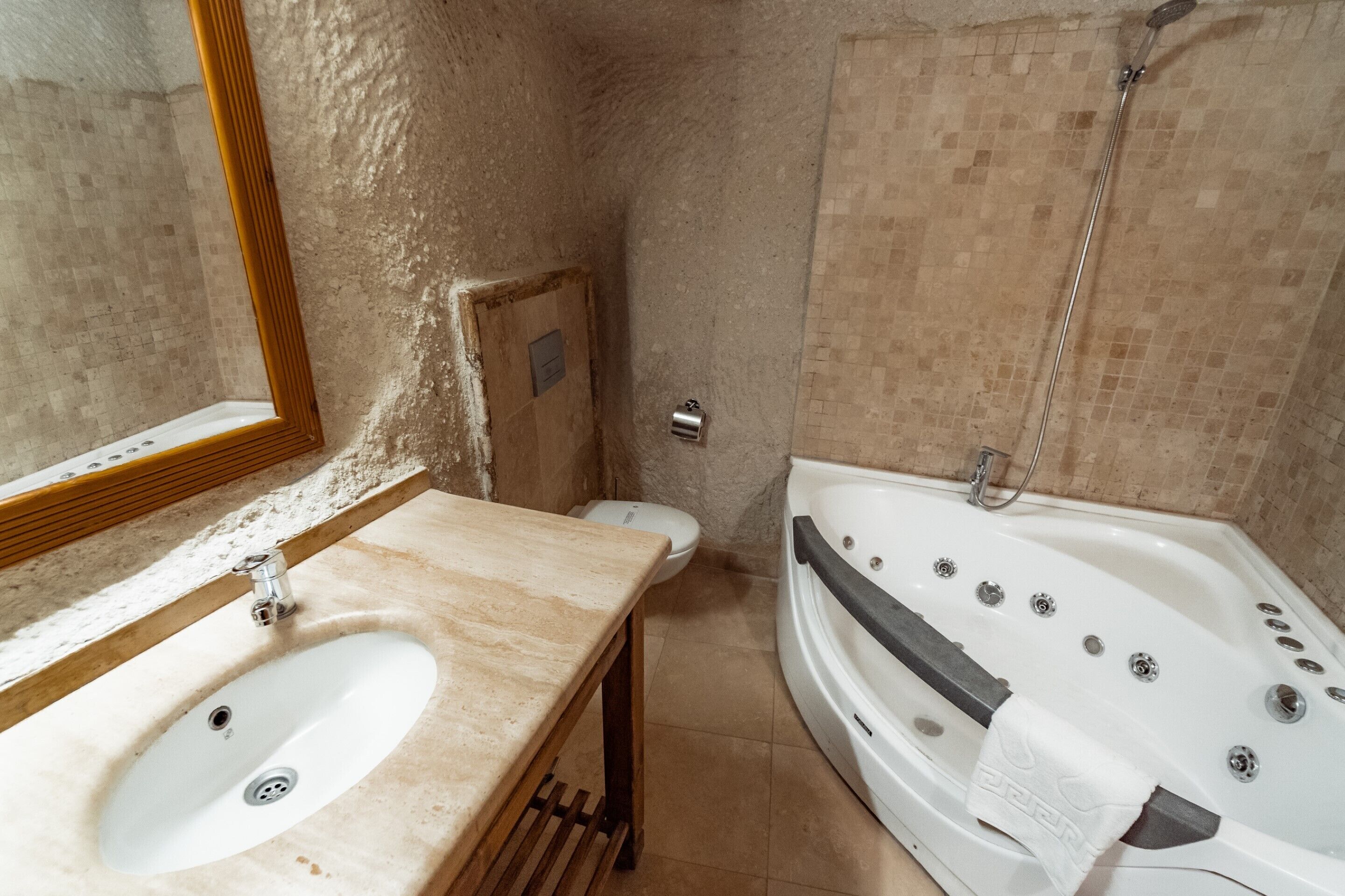 Un baño con bañera, lavabo e inodoro.