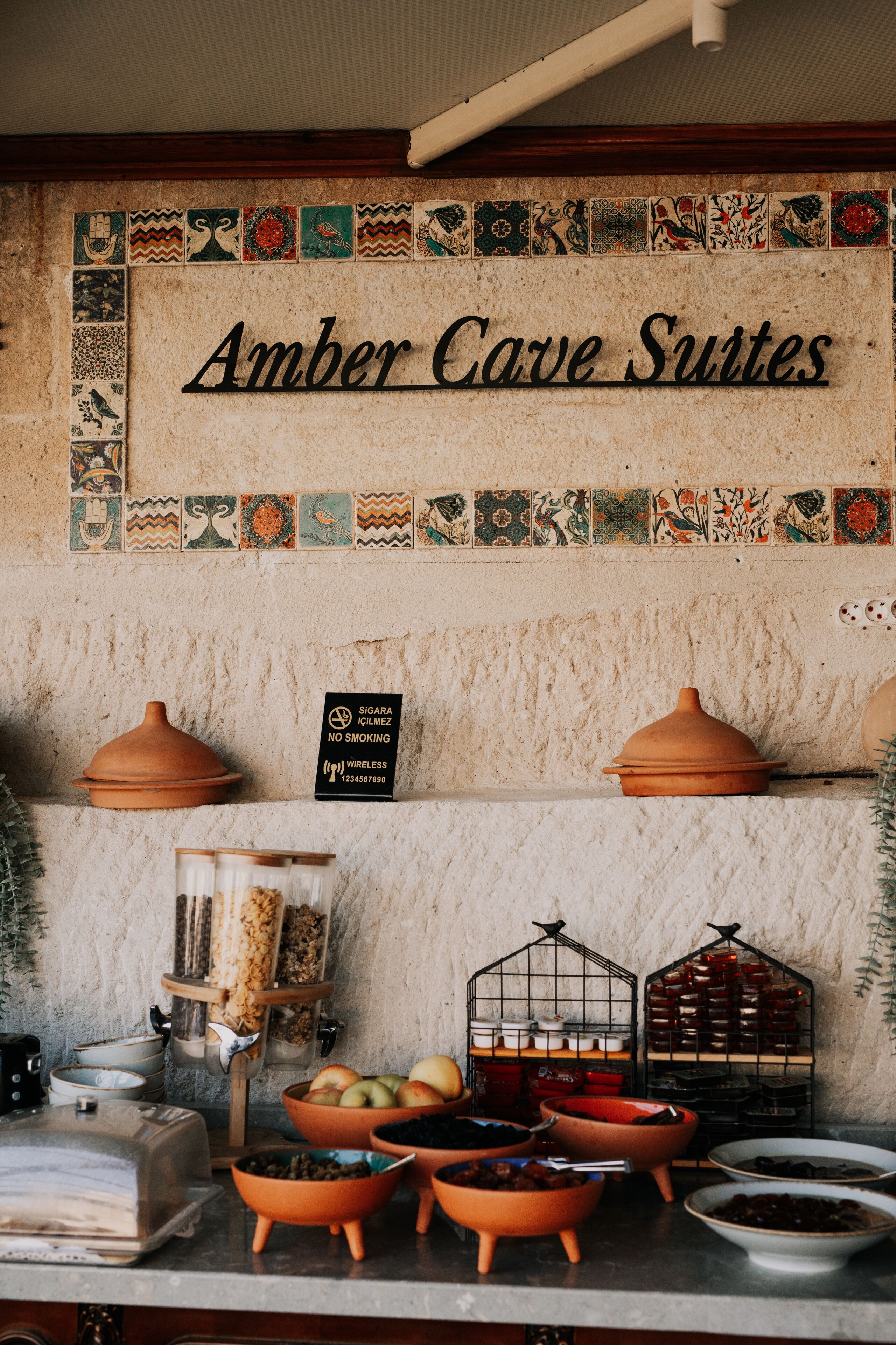Un coin cuisine avec une pancarte indiquant « Amber Cave Suites ».
