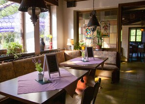 Breakfast, lunch, dinner served; Regional cuisine 