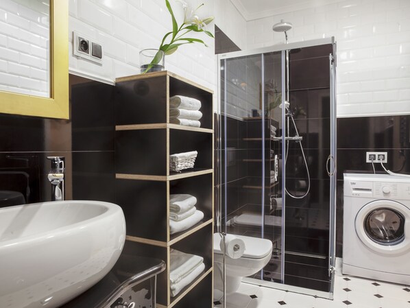Shower, free toiletries, hair dryer, towels - Gold Apartments (Wroclaw)