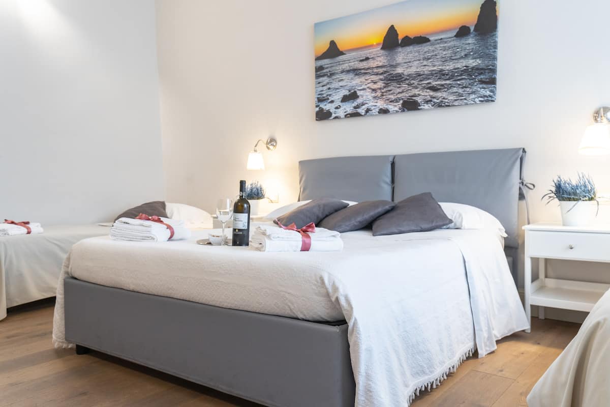 Habitación cuádruple | Ropa de cama de alta calidad, edredón y camas Select Comfort