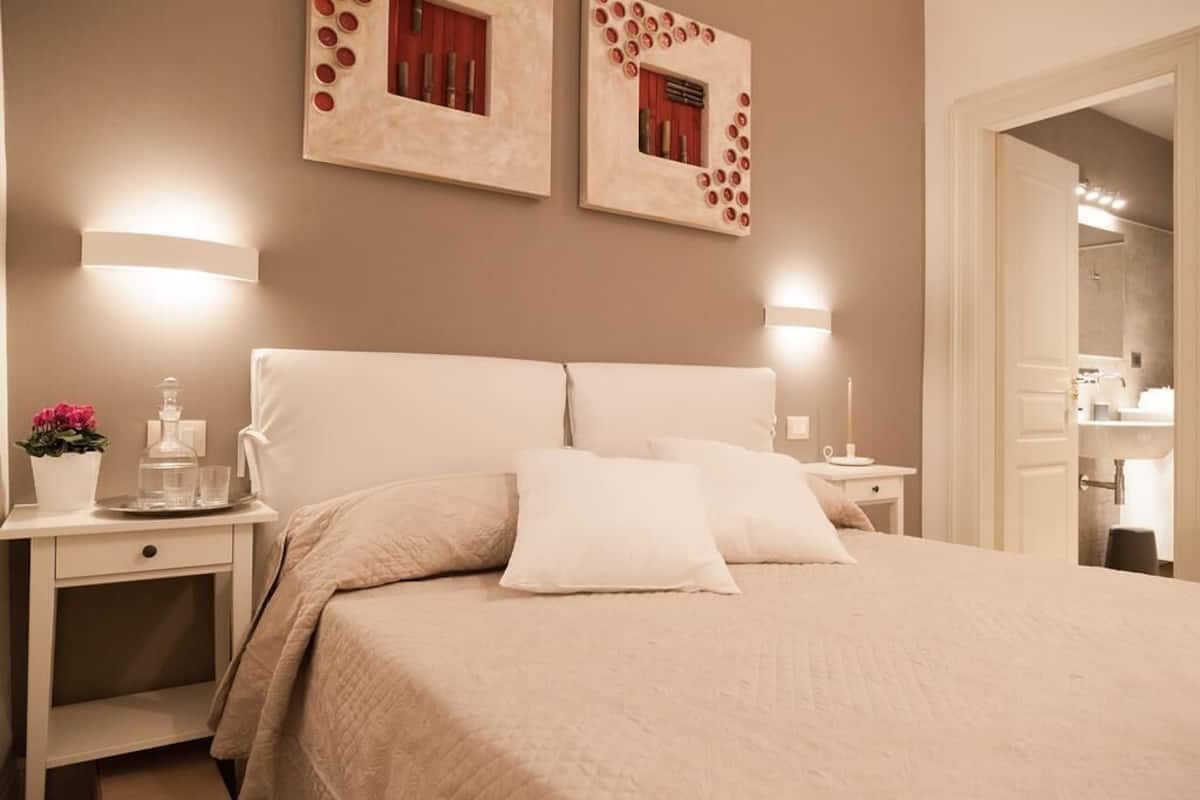 Habitación doble estándar | Ropa de cama de alta calidad, edredón y camas Select Comfort