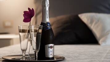 A bottle of Martini champagne and two glasses on a tray.
