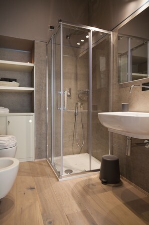 Suite | Bathroom | Shower, rainfall showerhead, free toiletries, hair dryer - Il Leone Blu - Bed & Breakfast (Catania)