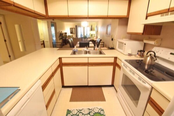 Private kitchen - Maison Layaway (Myrtle Beach)