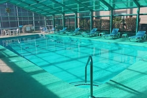 Una piscina techada, una piscina al aire libre