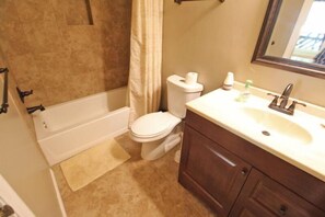 Bathroom - Maison Layaway (Myrtle Beach)