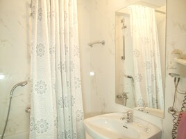 Bañera, artículos de higiene personal ecológicos y toallas