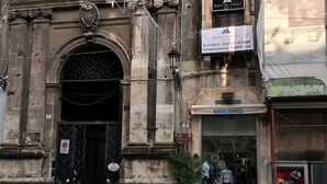 A historic building with a prominent entrance, a storefront with a sign reading "NARACAMICIE," and a sign for "B&B EETNEA PALACE" with contact information. - B&B Etnea Palace (Catania)