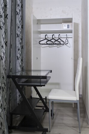 Chambre Deluxe Double ou avec lits jumeaux, salle de bains attenante, vue ville | Équipements de la chambre