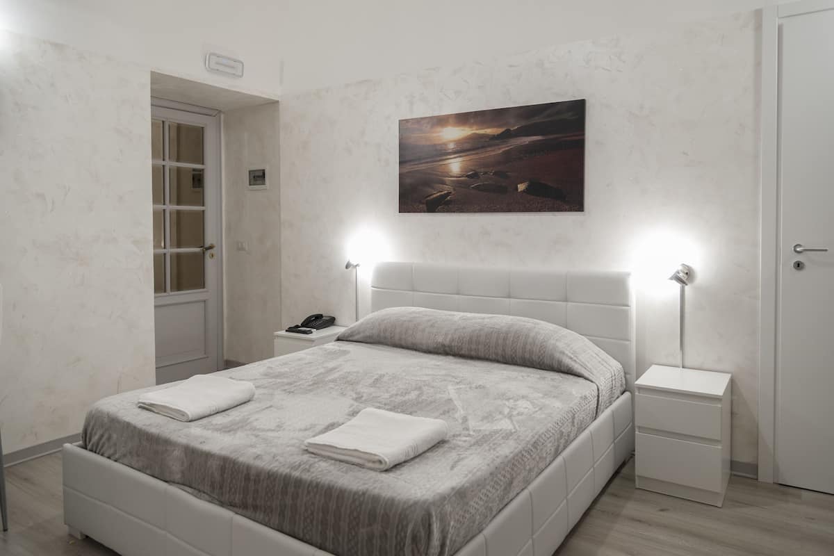 Comfort Double Room | Peralatan tempat tidur premium, peti besi dalam bilik, meja