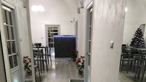 A modern interior with a wooden floor, a staircase, and a Christmas tree. - B&B Etnea Palace (Catania)