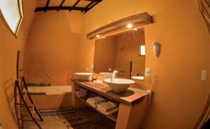 Habitación estándar | Baño | Artículos de higiene personal gratuitos, secador de pelo, bidé y toallas