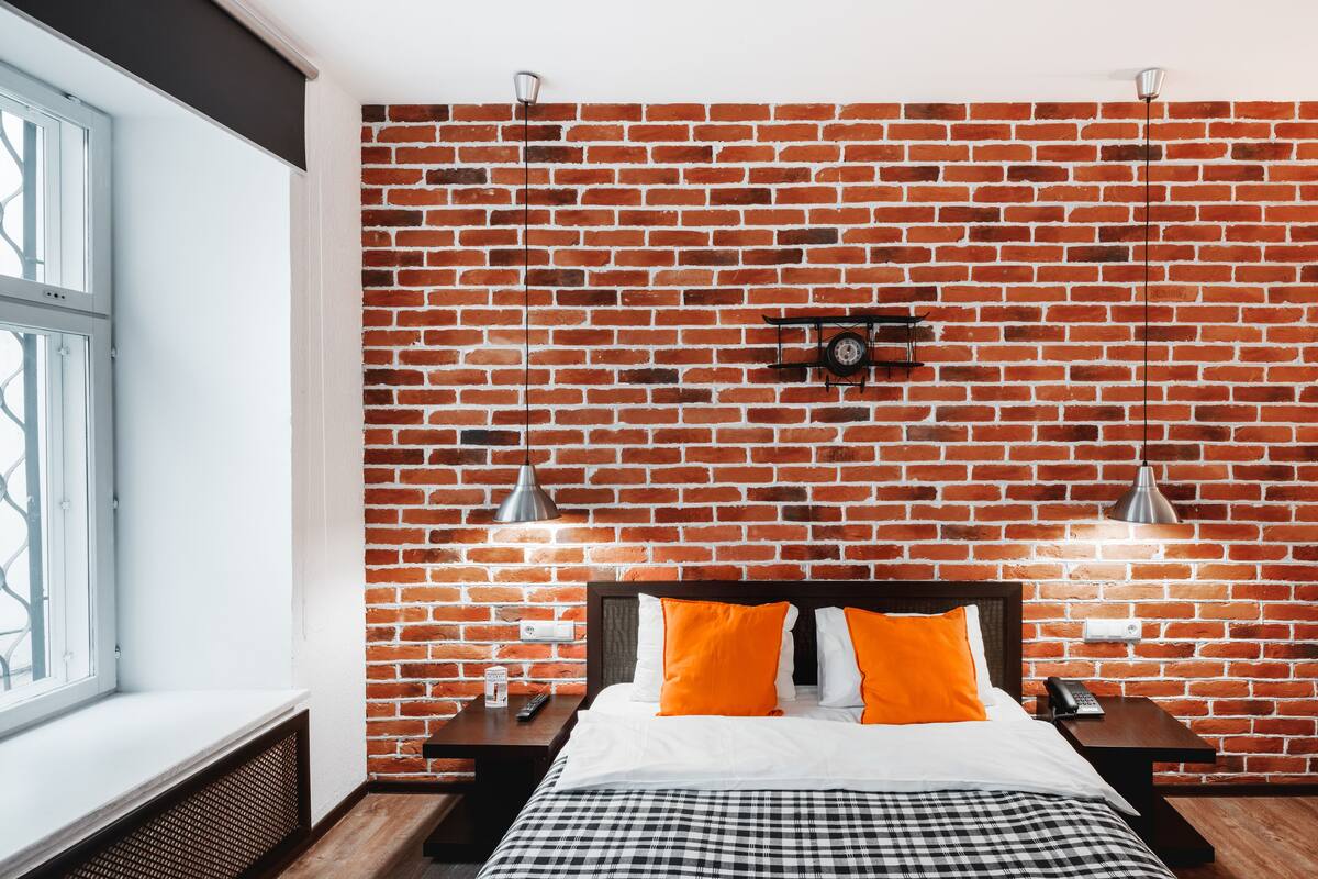 Kamar Quadruple Mewah | Brankas, meja kerja, ruang kerja ramah laptop, dan tirai kedap cahaya