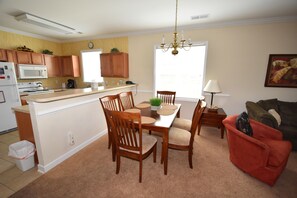 Appart'hôtel, plusieurs lits (911 Willow Bend) | Restauration dans la chambre