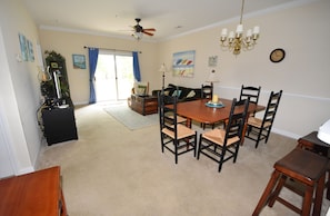 Standaard appartement, 2 slaapkamers | Privékeuken | Een koelkast, een magnetron, een oven, een kookplaat