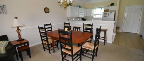 تناول الطعام داخل الغرفة