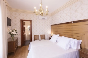 Minibar, coffres-forts dans les chambres, rideaux occultants