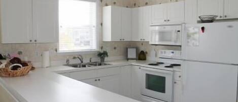 Standard Apartment, 3 Bedrooms | Private kitchen | Fridge, microwave, coffee/tea maker