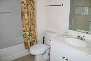 Standard Apartment, 2 Bedrooms | Bathroom | Combined shower/bathtub