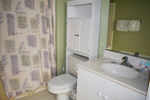 Ein Badezimmer mit Toilette, Waschbecken und Schrank.