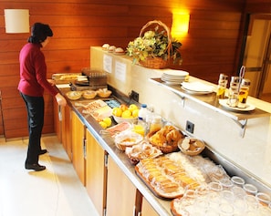 بوفيه فطور يوميًا بتكلفة قدرها (6.80 EUR للشخص)