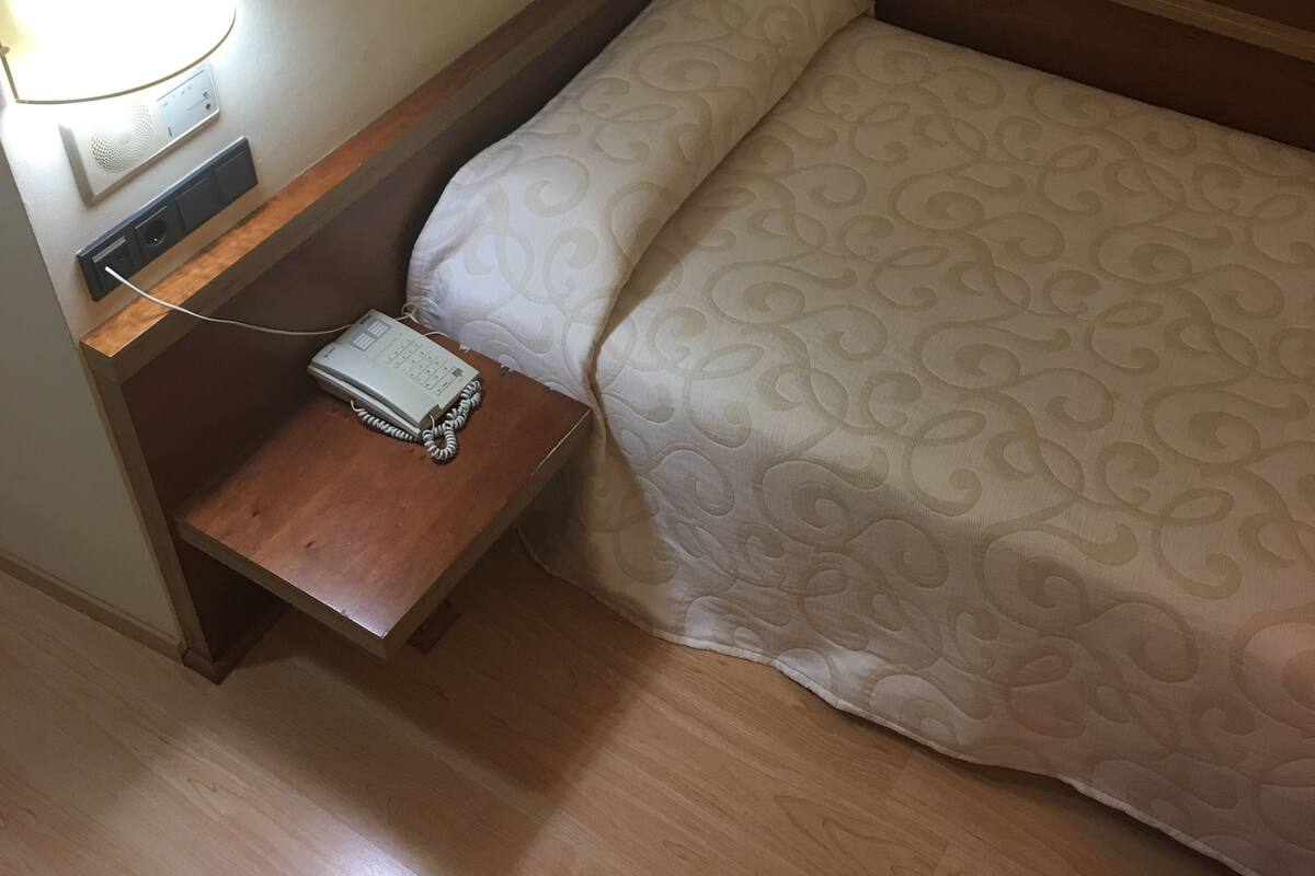 Single Room | Desk, blackout drapes, iron/ironing board, free WiFi