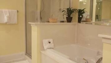 Villa, Multiple Beds (332 Edgewater) | Bathroom | Combined shower/bathtub