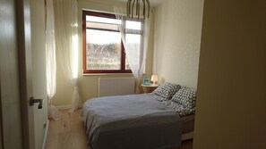 Apartamento de lujo, 1 habitación, vistas a la ciudad | 1 dormitorio y ropa de cama de alta calidad