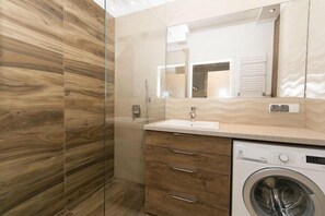 Apartamento de lujo, 1 habitación, vistas a la ciudad | Baño | Ducha, artículos de higiene personal gratuitos y secador de pelo