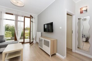 Luxury-Apartment, 1 Schlafzimmer, Stadtblick | Wohnbereich | Flachbildfernseher