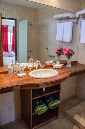 Deluxe Suite, 1 Bedroom, Microwave, Mountain View | Bathroom | Shower, free toiletries, hair dryer, bidet - Finca Fisterra (Fray Luis Beltrán)