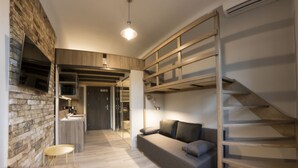 Studiosuite – standard (with mezzanine) | Skrivebord, strykejern/-brett, wi-fi (inkludert) og sengetøy
