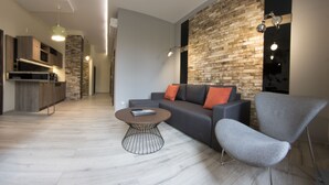 Leilighet – classic, 3 soverom | Oppholdsrom | Flatskjerm-TV