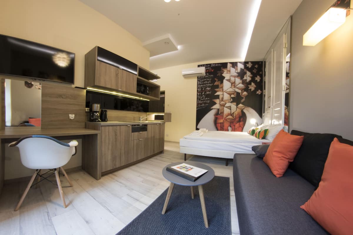 Studio Suite Deluks | Area keluarga | TV layar datar
