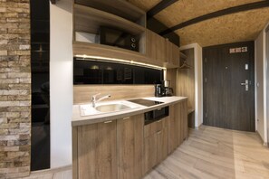 Standard-Studiosuite (with mezzanine) | Eigene Kochnische | Kühlschrank, Mikrowelle, Herdplatte, Wasserkocher mit Kaffee-/Teezubehör