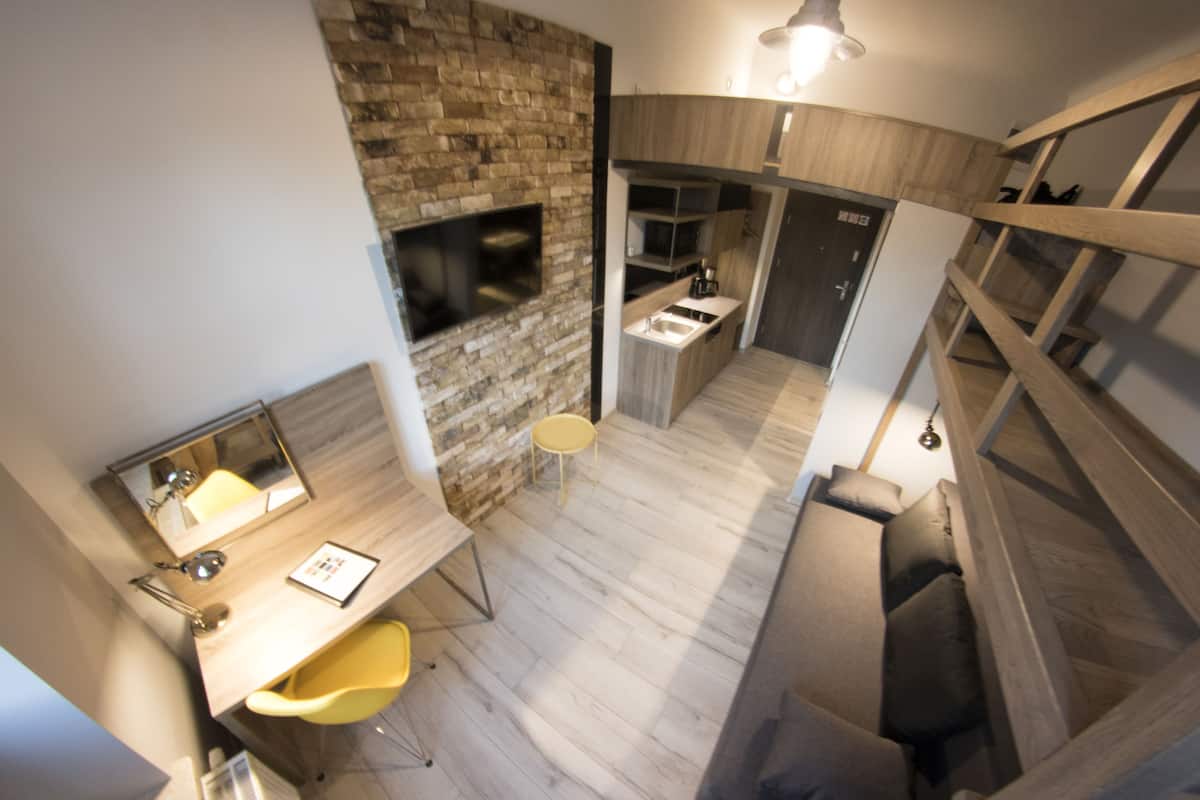Studio Suite Standar (with mezzanine) | Meja kerja, setrika/meja setrika, Wi-Fi gratis, dan seprai linen