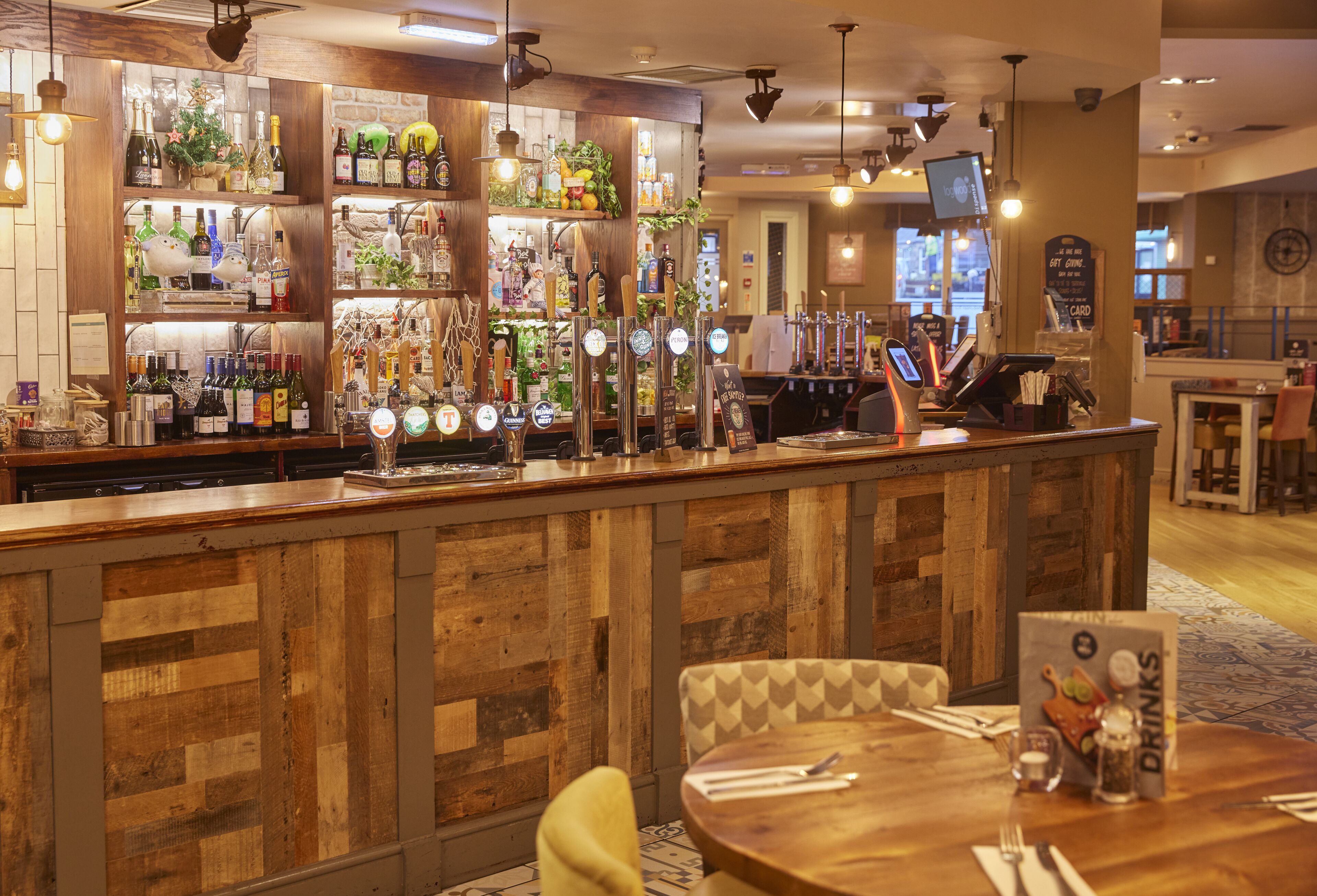 供应午餐和晚餐，英国菜