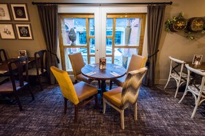 Se sirven comidas, cenas y cocina británica 