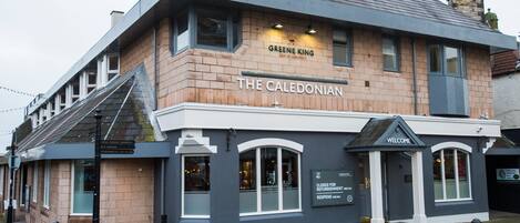 Vista frontal de la propiedad