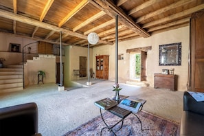 Library - Domaine Des Ormeaux (Ajat)