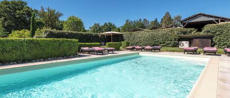 Piscina stagionale all'aperto, ombrelloni da piscina, lettini