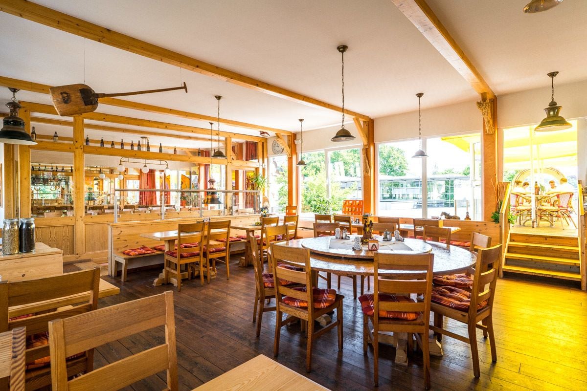 Breakfast, lunch, dinner served; Regional cuisine 