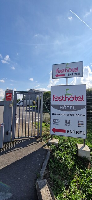 Welcome to Fasthotel, where guests can enjoy free Wi-Fi and 24-hour parking.