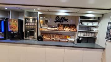Petit déjeuner buffet servi en semaine (7.50 EUR par personne)