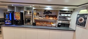 Petit déjeuner buffet servi en supplément en semaine