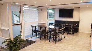 Ontbijtbuffet op werkdagen (EUR 7.50 per persoon)