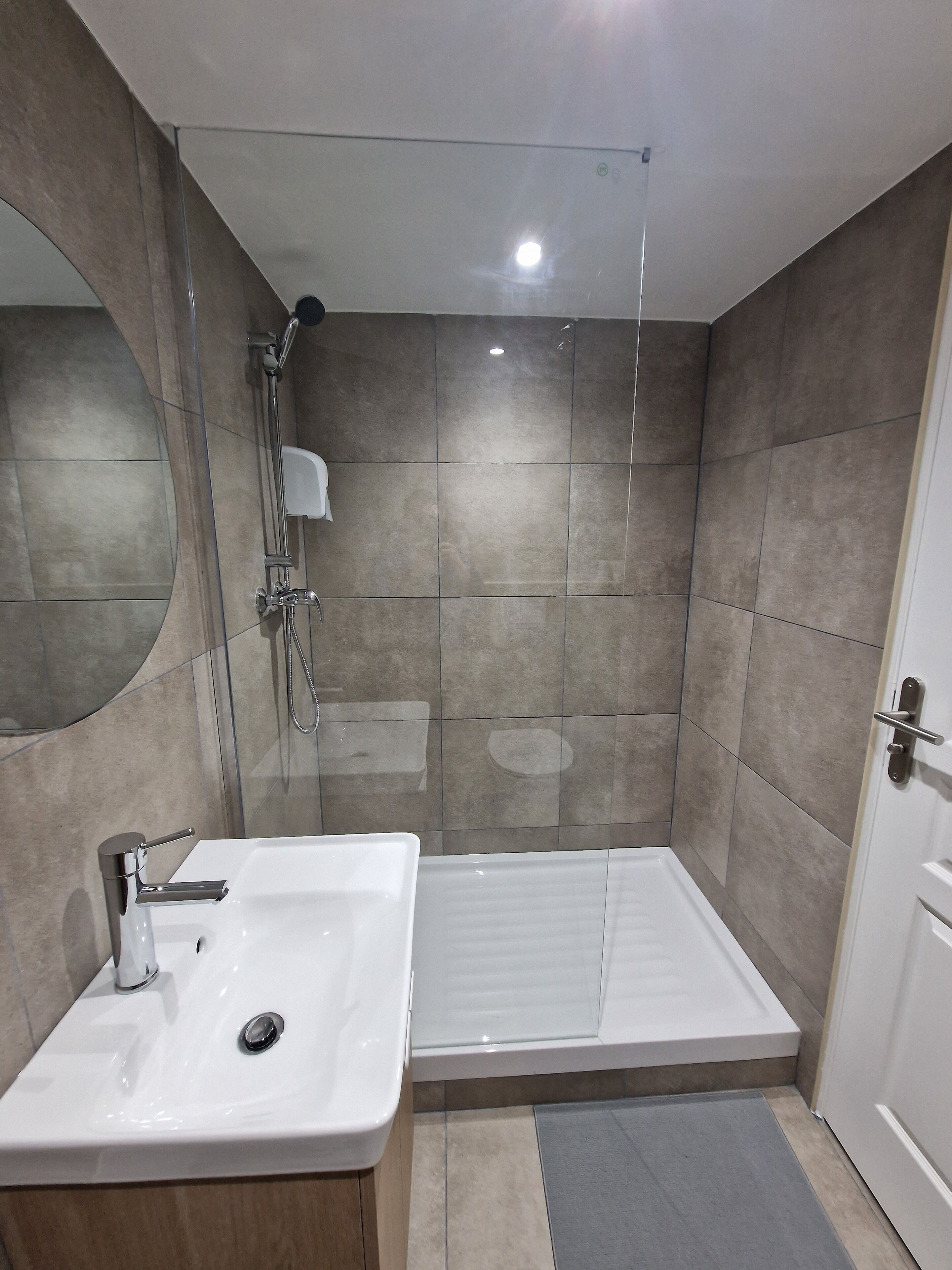 Shower, free toiletries, towels
