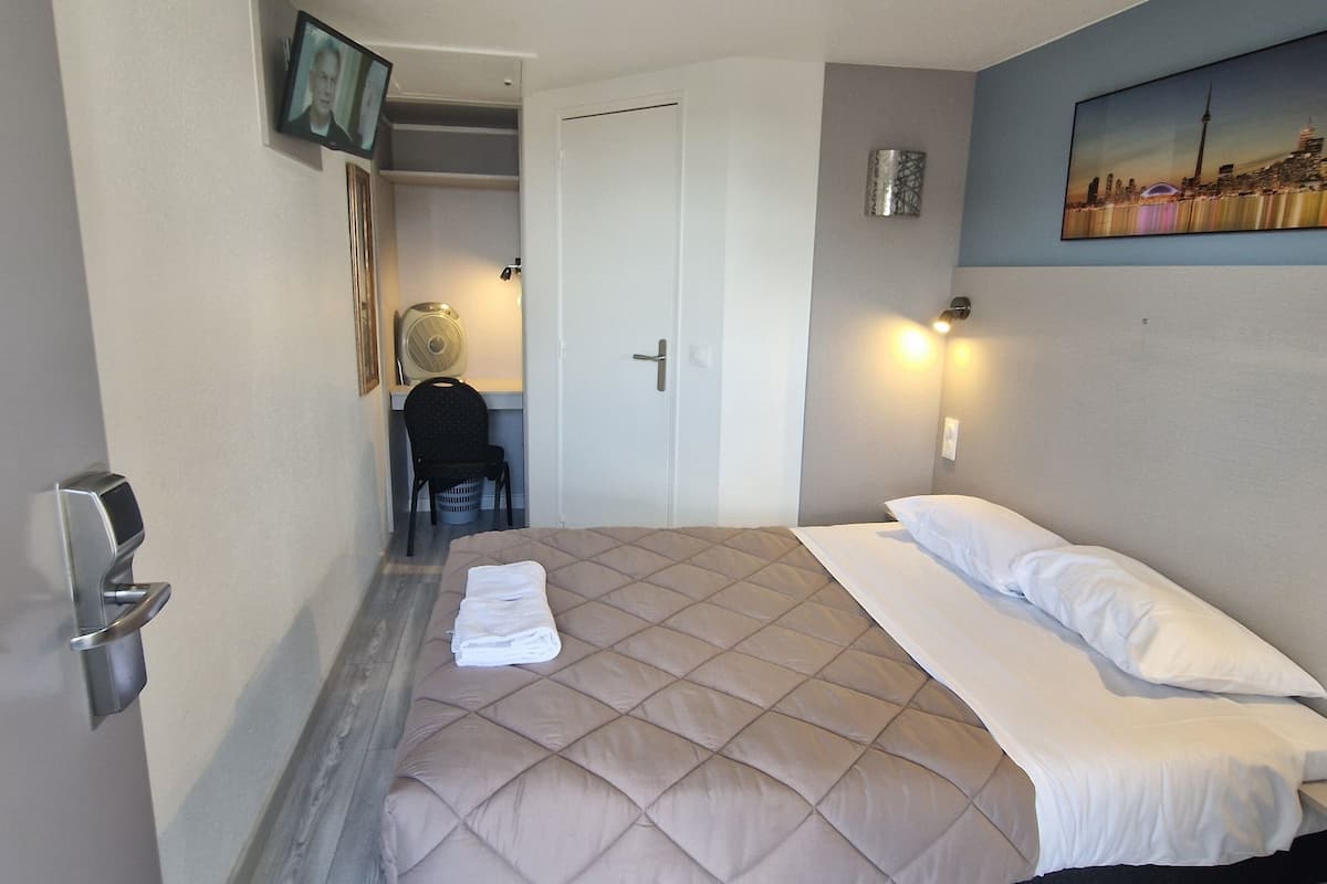 Double Room | Desk, free WiFi, bed sheets